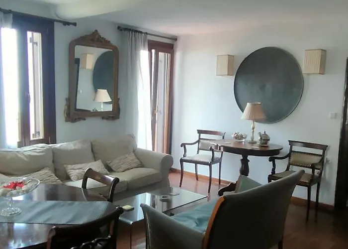 Lägenhet Vintage House By The Sea